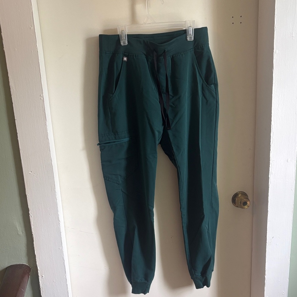 SET : FIGS women’s hunter Jogger and Rafaela top scrubs